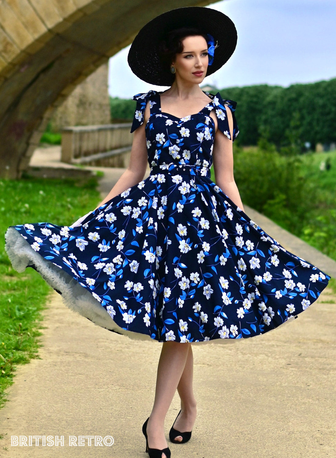 'Suzy Q' Navy Floral 50s Full Circle Dress